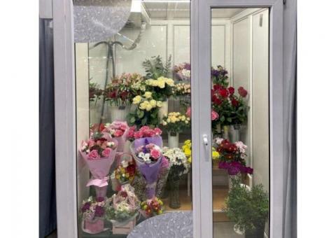 Магазин цветов в прикассовой зоне супермаркета