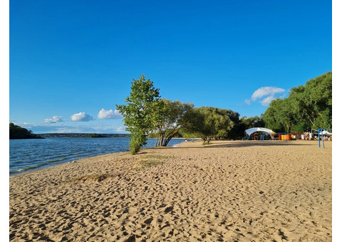 Отдельно стоящее кафе на берегу Минского моря