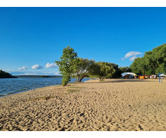 Отдельно стоящее кафе на берегу Минского моря