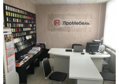 Уютный салон кухонь в большом торговом центре